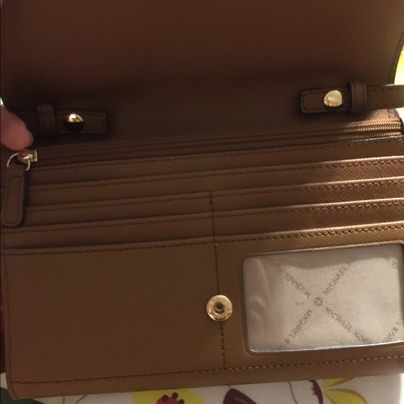 Micheal Kors Jet Set Wallet - Picture 4 of 9